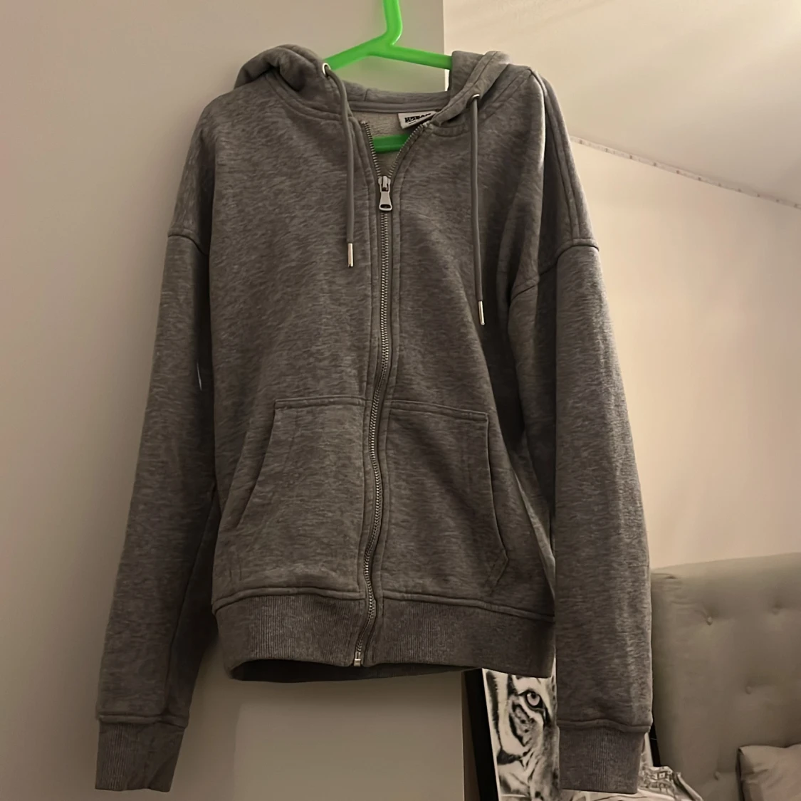 Grå zip-up hoodie
