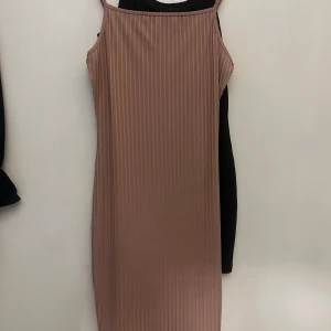Beige klänning strl S. 100kr ink frakt  - Beige klänning i strl S 100kr ink frakt 