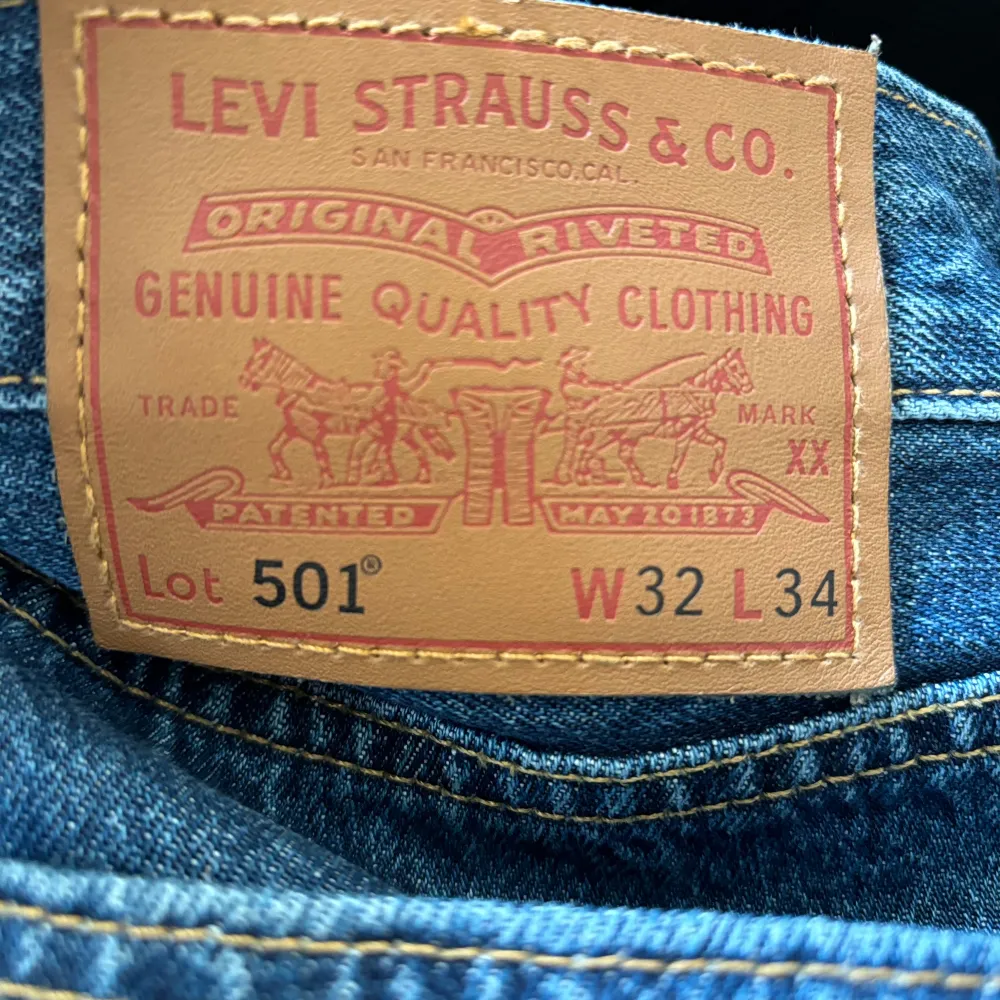 Helt nya Levis jeans. Använda 1 gång. De är i modellen 501 och är straight fit. . Jeans & Byxor.