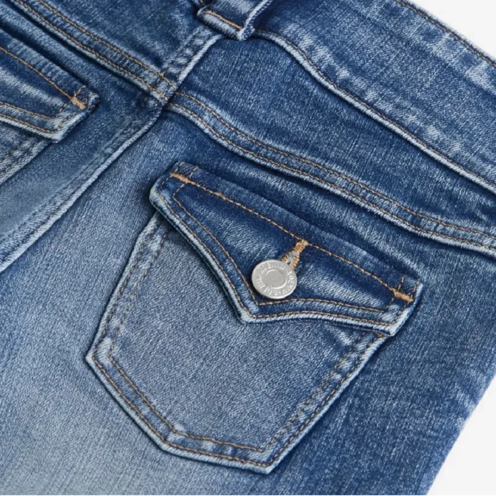 Blåa bootcut jeans med snygga fickor på bak sidan. Har använt 2 gånger men säljer pga den är för lång för mig❤️. Jeans & Byxor.