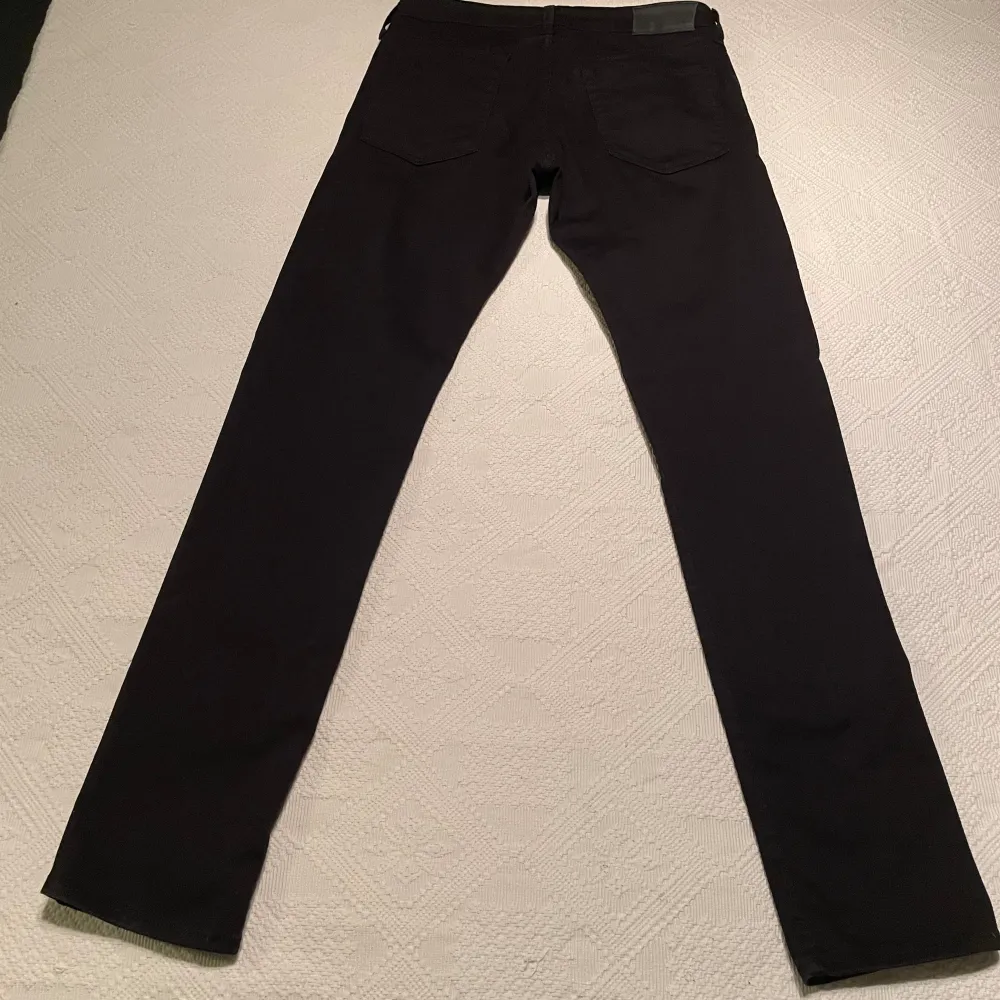 Säljer dessa riktigt sköna Jack & Jones Jeans i modellen Glenn. Dessa är storlek W32 L34 och är Slim fit. Nypris ligger på 799 kr och byxorna är i toppskick utan synliga defekter. Tveka inte på att ställa frågor vid eventuella frågetecken!. Jeans & Byxor.