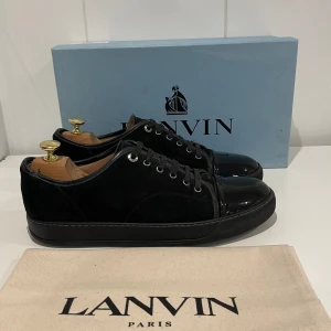 Lanvin skor  - Hej! Säljer nu dessa super populära lanvin skor. Skorna är i grymt skick 8,5/10. Med skorna medföljer dustbag 