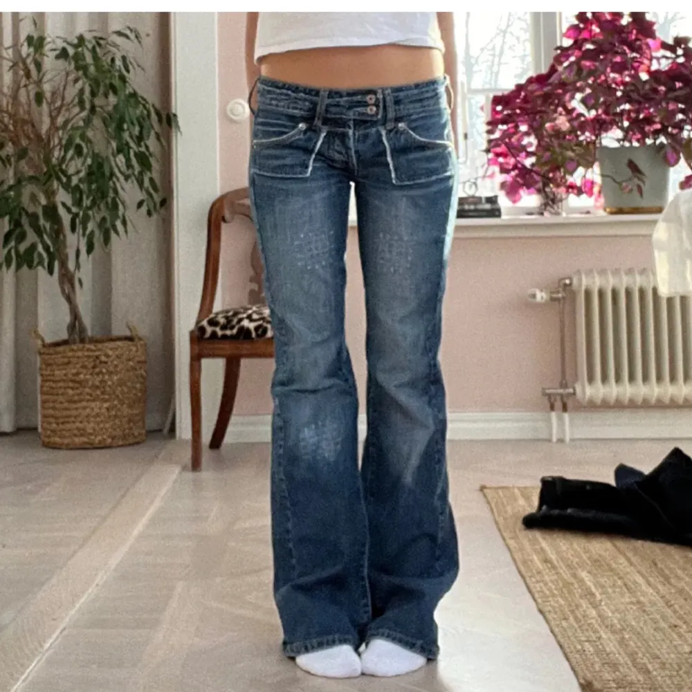 Säljer mina jätte snygga lågmidjade jeans! Jag är 170 och de passar bra i längd! Cirka 36 i midjemått💕 inte jag på bilden. Jeans & Byxor.