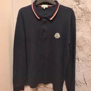 Moncler polotröja - Intressekoll på min riktigt feta moncler polotröja. Kom privat för frågor 👍😁