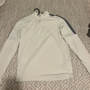 Nike zip - Skön vardag/träningströja från Nike. Storlek S & bra skick