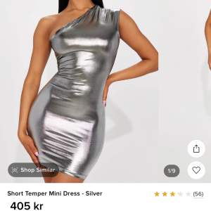 Ny klänning som är helt oanvänd, prislapp och kvitto finns kvar. Säljer pga fel storlek.