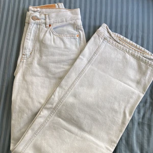 Junkyard jeans- ljusblåa - Ljusblåa Junkyard wide leg jeans i strl 26. Använt cirka 3 gånger. litet slitage på ena byxbenet längst ner, men annars i fint skick.