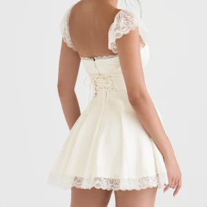 Studentklänning  - Klänningen ”Kaia” från House of CB i storlek S. Perfekt till studenten! Aldrig använd, säljer pga för liten. Du står för frakten, alternativt mötes vi upp i Uppsala. Kan såklart skicka bild på klänningen/lådan/kvittot om så önskas.