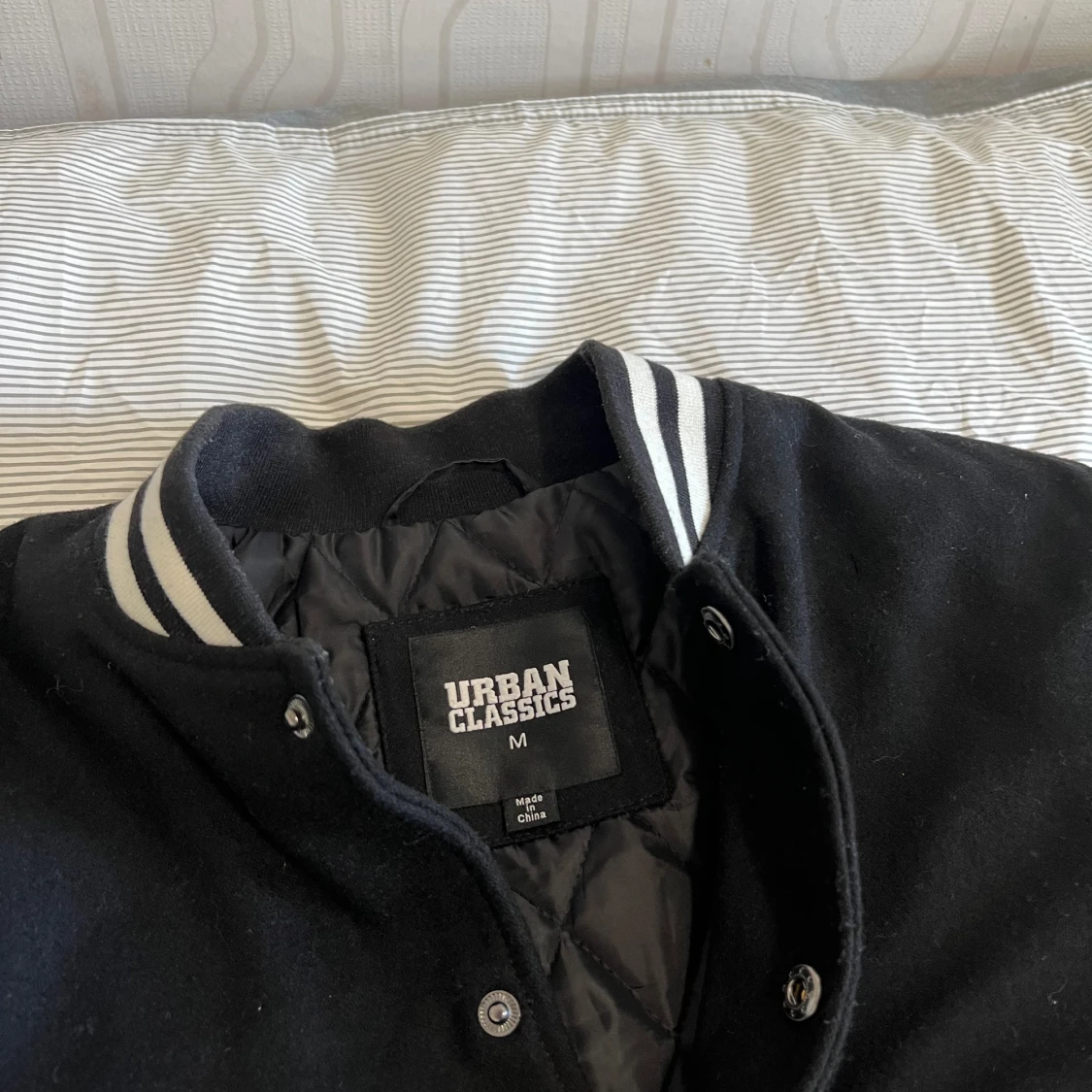 Svartvit varsity jacka - 91