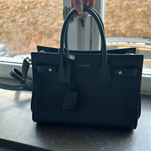 Saint Laurent Sac Du Jour - Ord.pris från Nathalie Schuterman ca 23,000 :-. Använd men i gott skick. Små slitagedefekter.  Finns kvitto, dustbag och äkthetsbevis. Hämtas nära Södertälje!