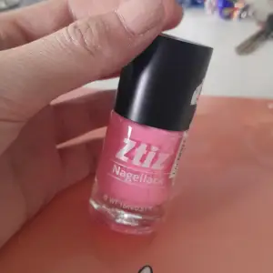 Jättefint rosa nagellack som tyvärr inte kommer till användning! Oanvänd och pris kan sänkas vid snabb affär!!
