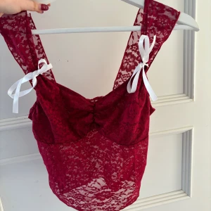 Vintage topp - Fin vinröd spets topp 