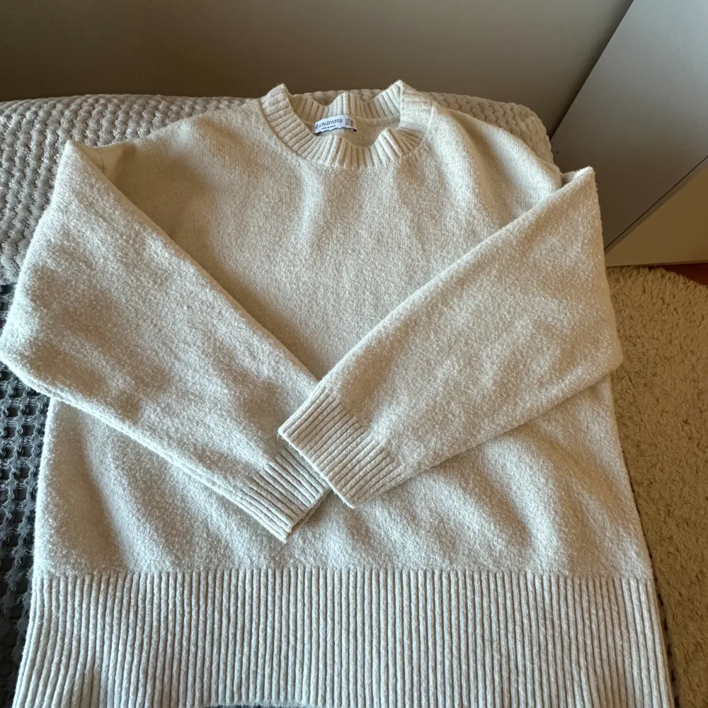 Beige/vit stickad tröja som inte kommer till användning då jag inte tycker den är min färg!! Den har inga defekter och är nyskick!!❤️Skriv via frågor . Tröjor & Koftor.