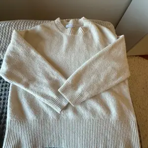 Beige/vit stickad tröja som inte kommer till användning då jag inte tycker den är min färg!! Den har inga defekter och är nyskick!!❤️Skriv via frågor 