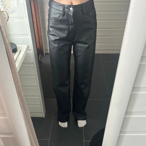 Skinnbyxa H&M - Säljer ett par byxor i fuskläder ifrån H&M💓de är i ett väldigt bra skick(nästan oanvända)💓de är helt slutsålda på H&M sida💓jag har vanligtvis 34/36/38 på byxor💓kom privat för fler bilder eller om du har några frågor💓priset kan diskuteras💓