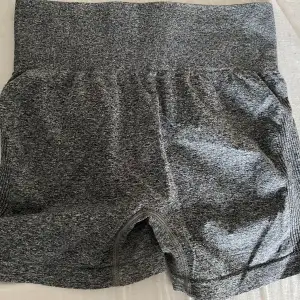 Ett par gråa tränings shorts som inte kommer till användning💕