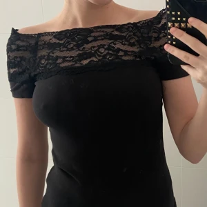 Spets-topp  - Snygg och trendig t-shirt med spets.  Kan diskutera priset💞