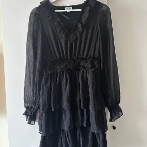 Volangklänning från Vero Moda  - Svart volangklänning från Vero Moda, aldrig använd 