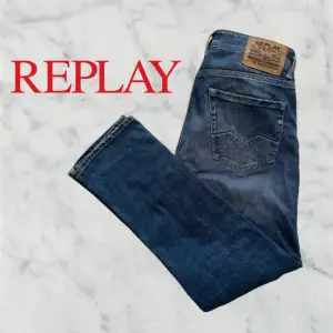 Tja, säljer dessa feta replay jeans i rocco modellen, straight fit men sitter men mot slim hållet. Hör av er vid fler frågor. 