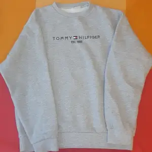 Tommy Hilfiger grå broderad Ny pris 1999 ✅️