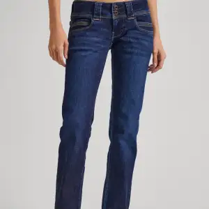 Jättesnygga low waist jeans!! Kommer inte till användning längre och har blivit lite små för mig. 