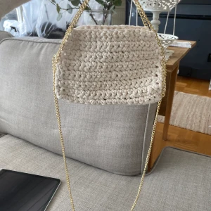 Stella McCartney liknande väska  - Ljusbeige virkad väska med guldkedja 