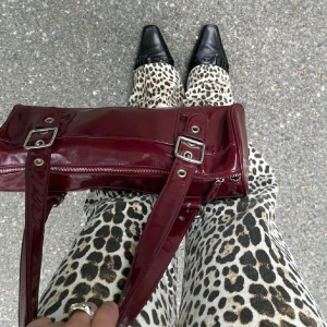 Vinröd väska - Snygg väska!