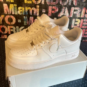 Air force 1 - Ett par vita air force 1 i storlek 44 som inte passa tyvärr. Riktigt sköna skor och passar bra till alla kläder. Pris går att sänkas vid snabb affär. Skriv vid frågor:)