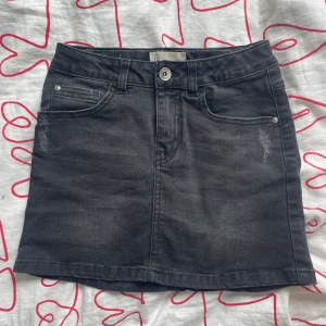 Fin kort jeanskjol  - Väl omhändertagen kort svart jeanskjol perfekt till sommaren! Få tecken på användning, säljer då den är för liten för mig :) 