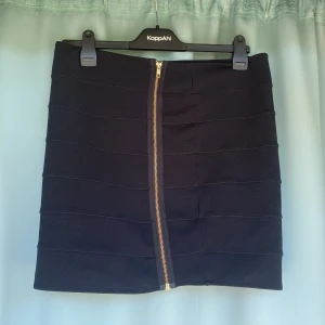 Midikjol  - Svart kjol i 96% polyester 4%spandex