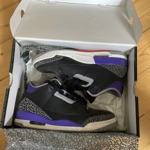Jordan 3 retro black/court purple cement grey  - Ett par sjukt snygga Jordan 3or i strl 42, sparsamt använda men behöver bli av med de därför det låga priset. Nypris 1500 retail