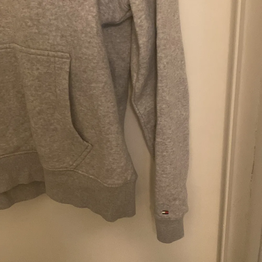 En grå hoodie från Tommy Hilfiger i storlek S. Den är i bra skick. Säljer pågrund av att jag inte använder den längre och har många hoodies.. Hoodies.