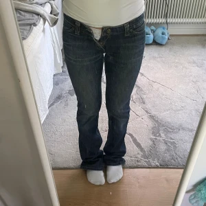 Lee Jeans - Säljer mina jätte fina jeans. Den är liten för mig. Använd ett par gången och den är i bra sikt. Skriv för mer information och bilder🩷🩷