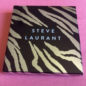Steve Laurant Ögonskuggepalette Wild Thing  - Oanvänd Steve Laurant Ögonskuggepalette Wild Thing. 3: bild tog jag i ett soligt fönster.