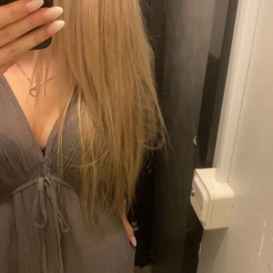 Grå blus🐈‍⬛ - Grå/ mörk blus från Zara! Ganska urringad. Använd ca 5 ggr. Syns ej på bild men är långärmad. Bra skick!!! 