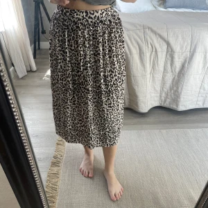 Leopardmönstrad kjol - Fint skick! Midi.