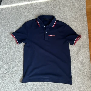 Prada Pike tröja  - Denna prada piken är alldeles utmärkt nu inför sommaren och jag säljer den för ungefär 15% av det utprungliga priset som den kostar ny. Den är lite dammig men den tvättas självklart innan jag postar den! Tveka ej att skriva vid intresse!