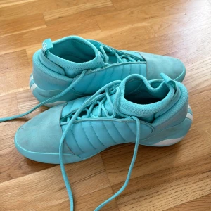 Harden 7 Aqua Blue - Säljer mina Harden sjuor i ett gott skick för att dem är för små Använd ett fåtal gånger  Strlk 46 2/3 Nypris 1750kr