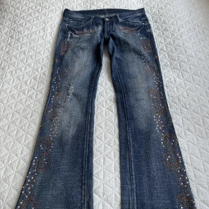 Lågmidjade jeans - fina lågmidjade jeans som är bootcut och har en väldigt fin unik desing med rinestones💕 skriv om du har mer frågor💕