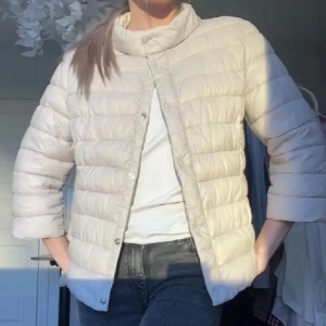 trekvarts ärmad jacka - säljer denna super fina herno liknande jackan!! har adnvänt den 1 gång !inte mina bilder!