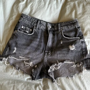 Jeansshorts - Snygga jeans shorts från Zara som inte längre kommer till användning, i fint skick 😊🌼