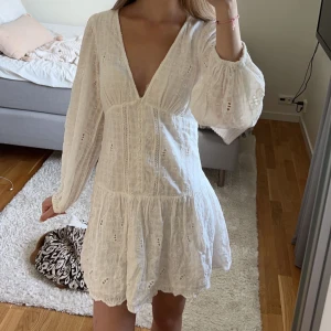 Zara klänning - Vit zara klänning. Sååå fin och jättepopulär 