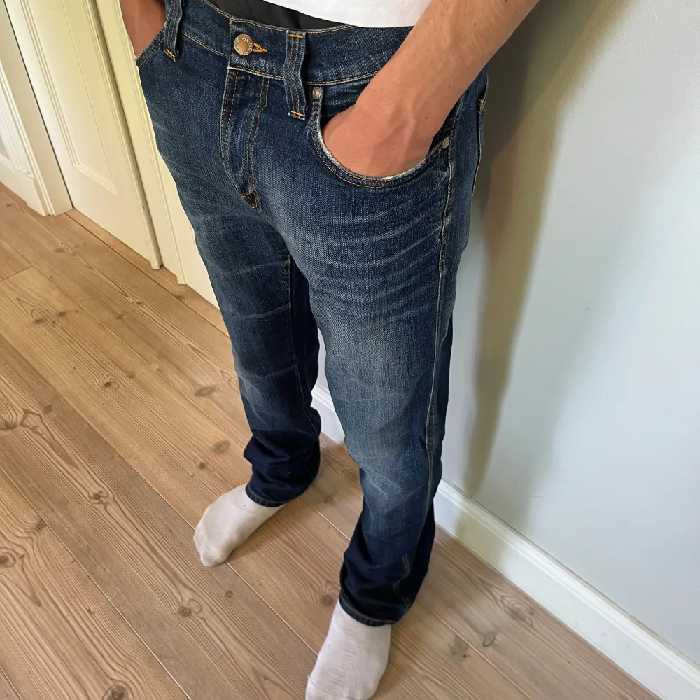 Jättefina nudie jeans i top skick. Modellen på bilden är cirka 180cm. Hör av er vid frågor och funderingar! . Jeans & Byxor.