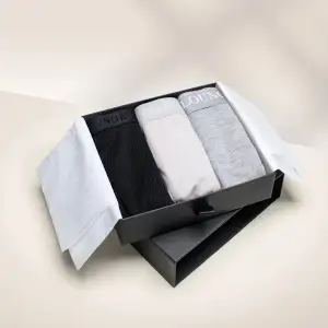 Säljer denna presentbox man kunde köpa under julen, aldrig använts men alla har tvättats en gång då jag alltid tvättar nyköpta kläder❣️ originalförpackning medkommer🥰 (original pris var 600kr)