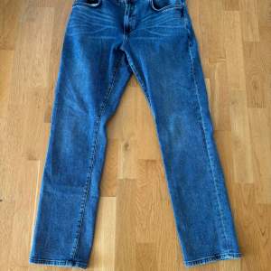 Baxter East west regular fit Jeans i fint skick stl 32x32 