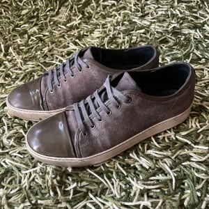 Lanvin - Säljer dessa gråa Lanvins med grön cap toe i storlek uk8 - motsvarar ungefär eu42,5-43💯 Skick 7/10 med en liten defekt på högra skon(se andra bilden) vid cap toe🤝 Bara o skriva om de undras nått🏆