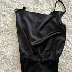 Satin body/topp - Superfin festligare body i satin som aldrig är använd så den är i jätte bra skick🥰