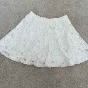 Fin liten vit somrig spets kjol, den är lite för liten för mig men är jätte söt att ha som en kort kjol,  använd några få gånger. Kontakta för fler bilder🤍