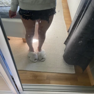 Jättesnygga svarta shorts med nitar - Jättefina sommarshorts som jag köpte utomlands, knappt använda. Inte säker på storlek men spassar mig som har S.  Pris kan diskuteras💗💗
