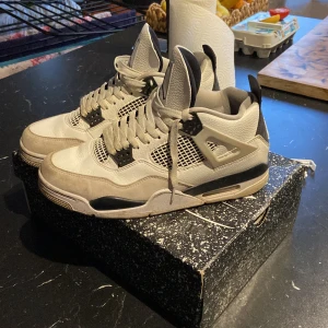 Jordan 4 military black - Säljer dessa feta skor. Köptes för 1 månad sen och gillar inte de längre så ger de till en annan king! Säljer för 1000kr men är även öppen för byten eller så!